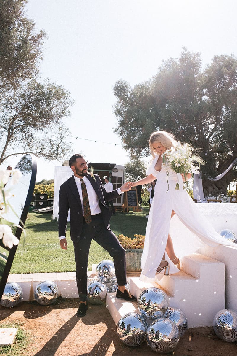 Una pareja de recién casados celebra su boda al aire libre