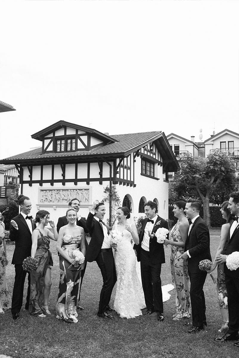 Una celebración de boda en un entorno elegante